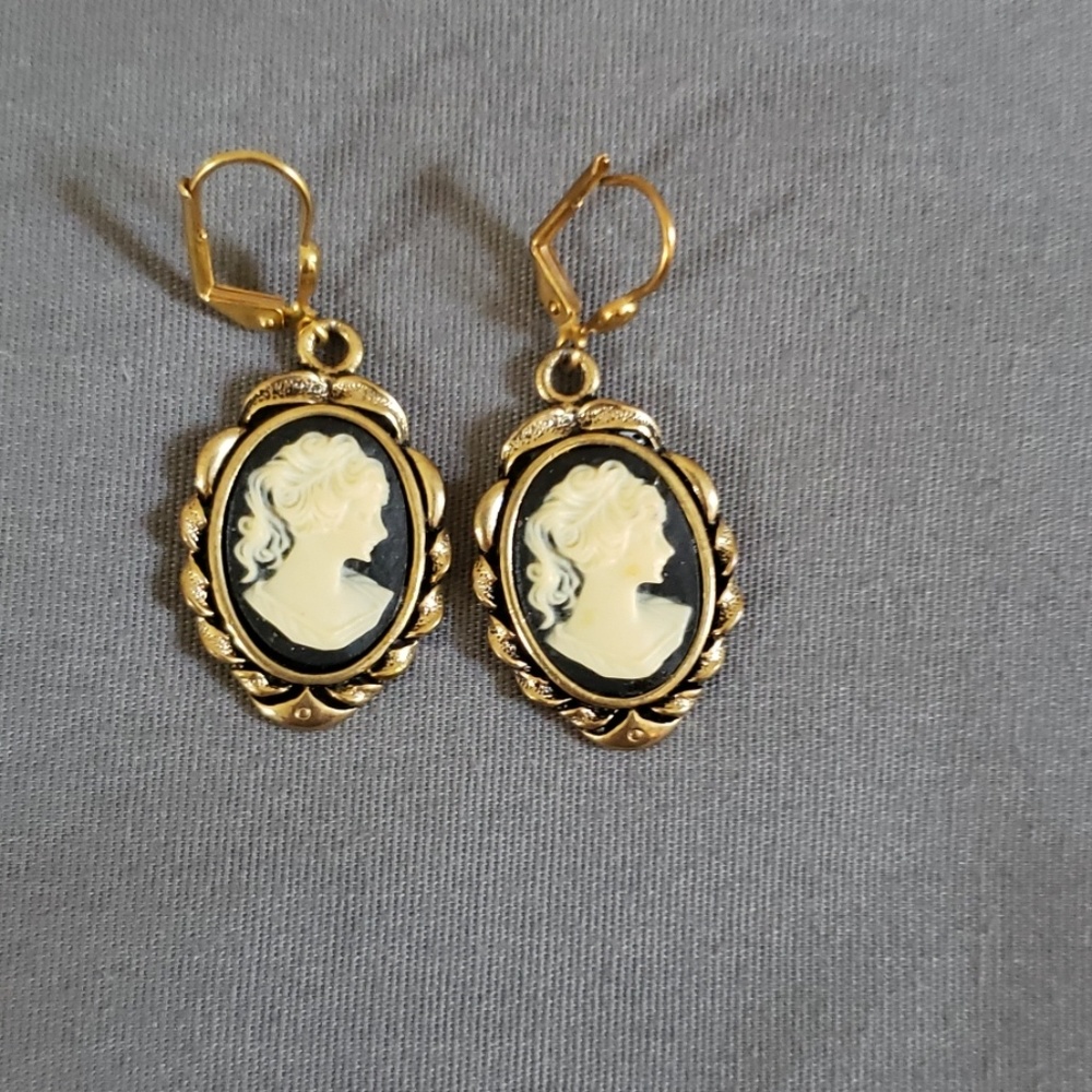 Cameo pierced earrings
